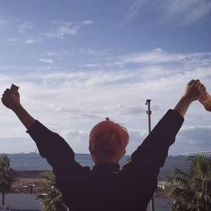 他捧着她的乳峰吮咬玩弄电视剧
